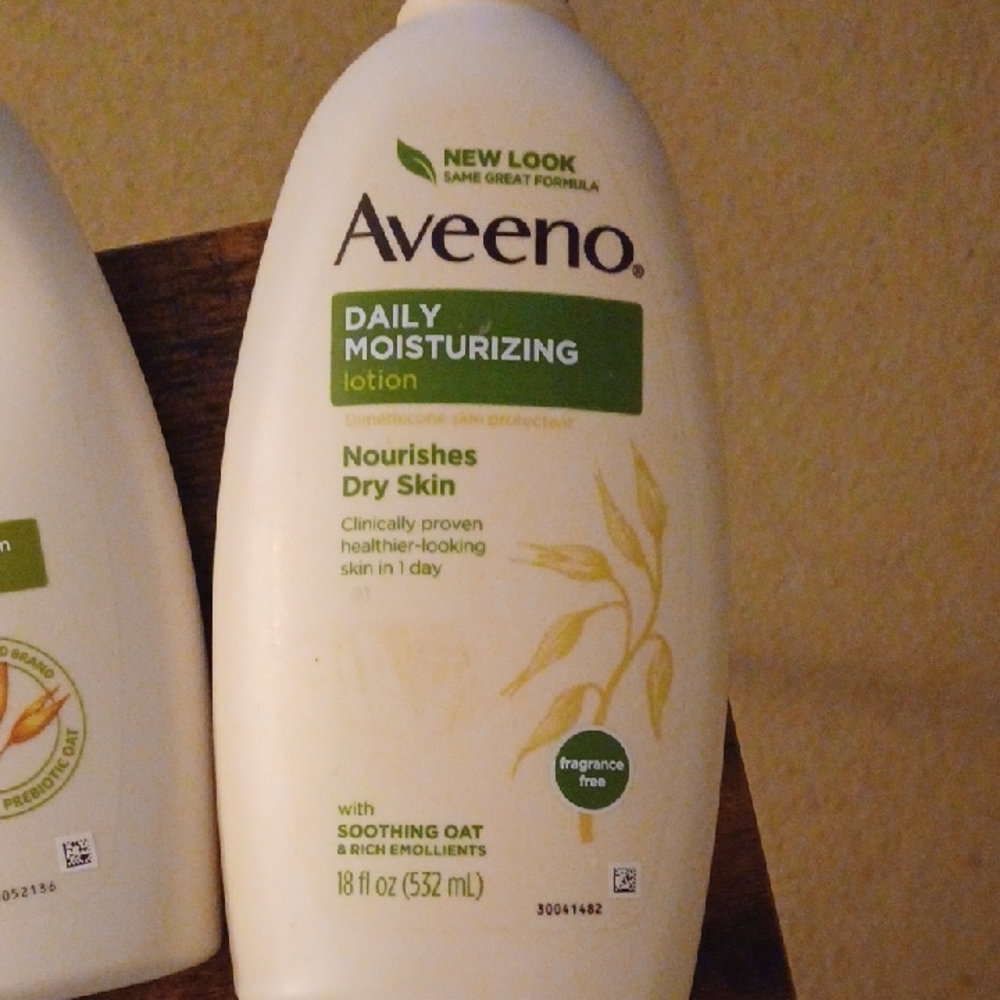 Aveeno Daily Moisturizing Body Lotion โ White/Green - Picture 5 of 5